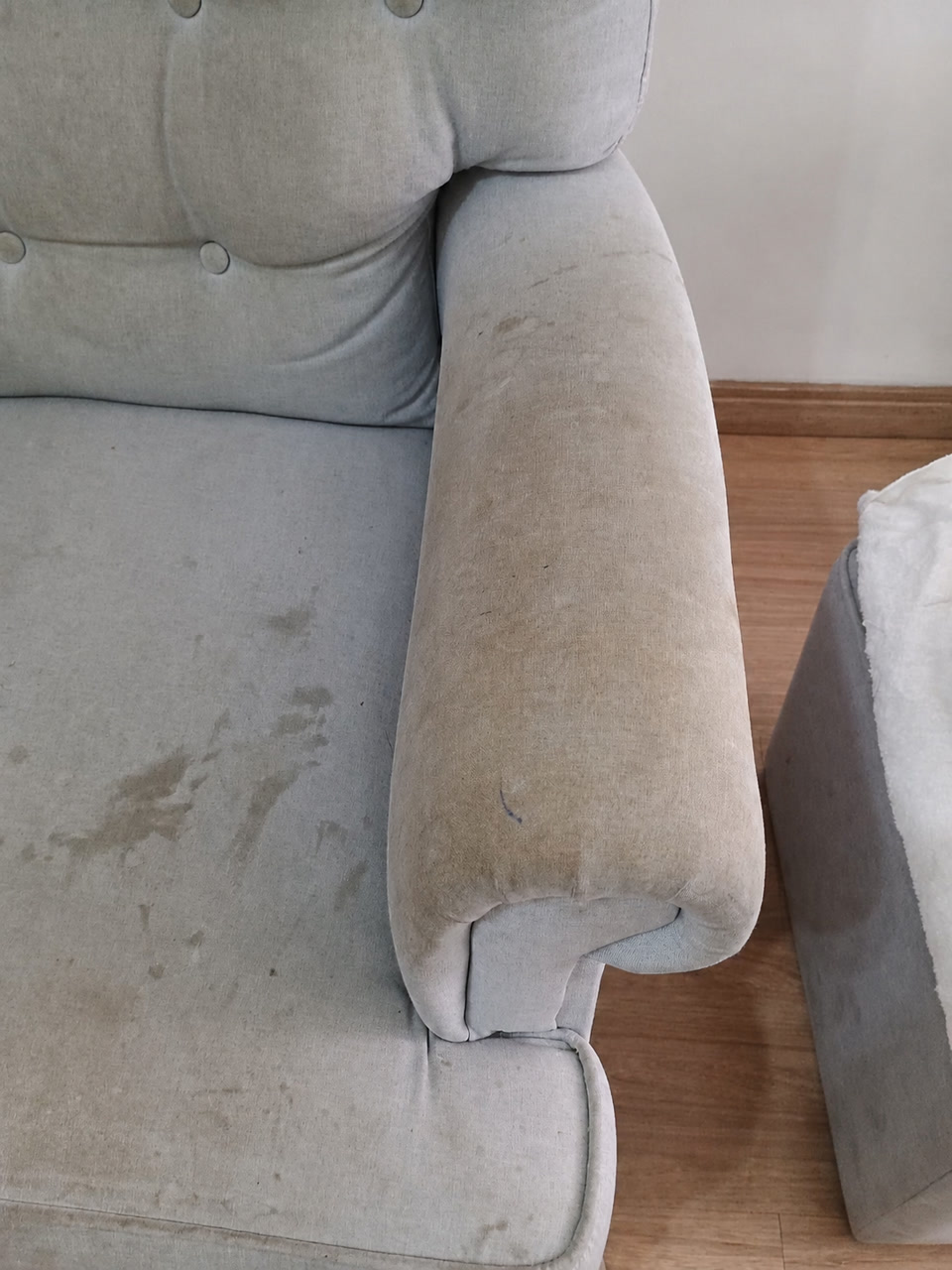 Detalhe do braço da poltrona antes da higienização